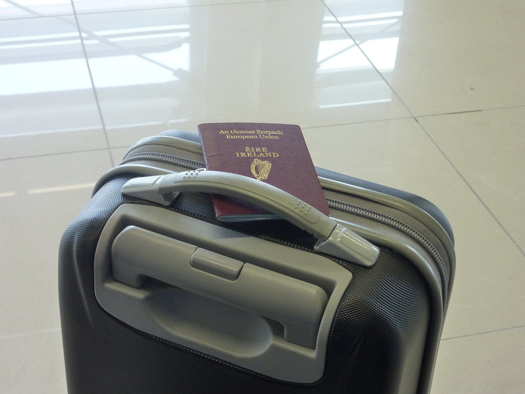 Passport and luggage reminder for Singapore Malaysia cross-border hotel and residence transfer preparation